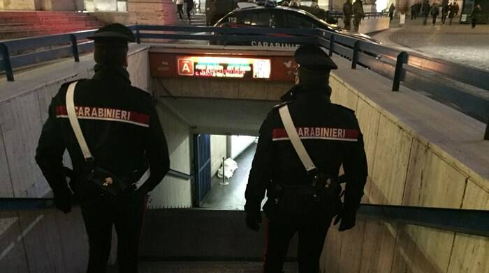 Rapinavano i pendolari nei sottopassaggi: fermati i predoni della stazione Termini