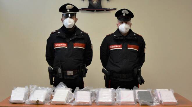 Acilia, in casa nasconde un deposito di cocaina da 5 milioni di euro: arrestato calciatore