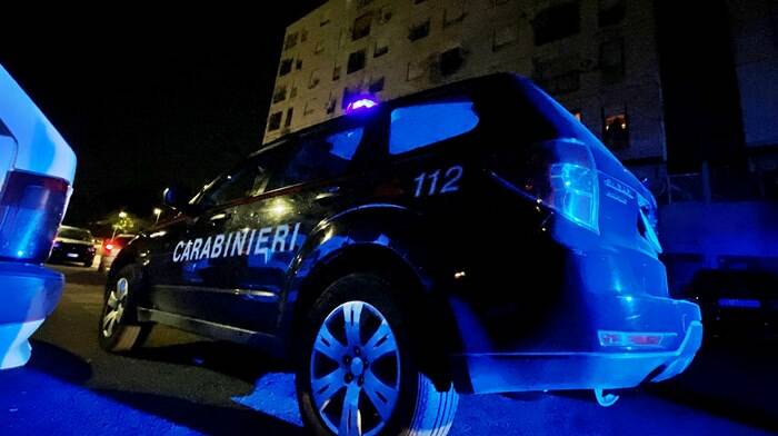 Blitz alle Salzare, auto dei Carabinieri a sirene spiegate su via Laurentina