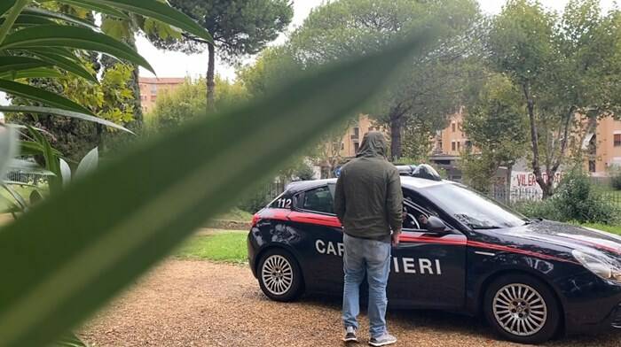 Nel centro di Roma con la droga nascosta nella suola delle scarpe: pusher arrestato