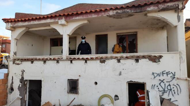 Ardea, demolita una casa abusiva sul lungomare