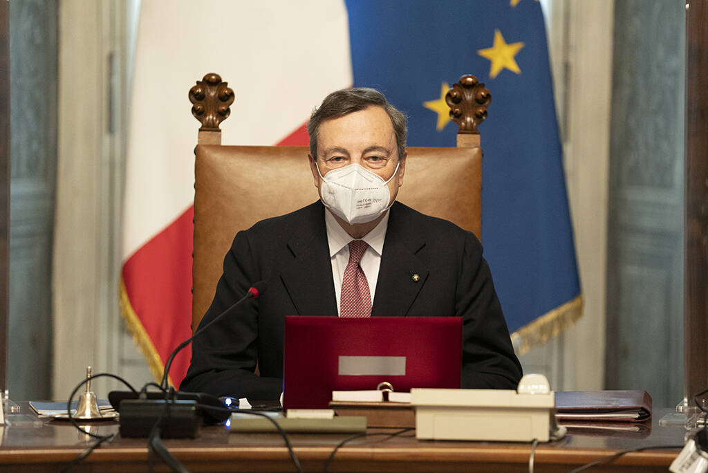 Draghi: “Pandemia sotto controllo ma bisogna sfatare i falsi miti su vaccini: sono sicuri”