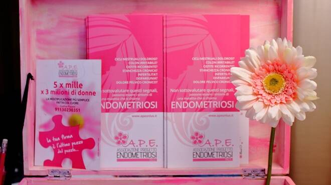 Le vetrine d’Italia si tingono di rosa per il mese della consapevolezza sull’endometriosi