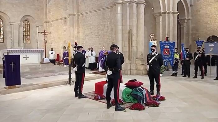 Sonnino in lutto dà l’ultimo addio al carabiniere Iacovacci, “morto portando la pace”