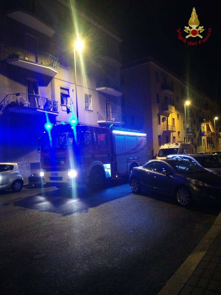 Civitavecchia, incendio appartamento: coppia di anziani si rifugia sul balcone