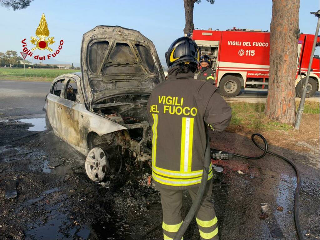 Latina, auto distrutta da un incendio in via Litoranea