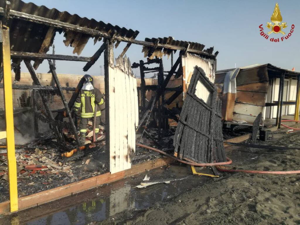 Raso al suolo da un incendio il deposito di un circolo sportivo sul lungomare di Ostia