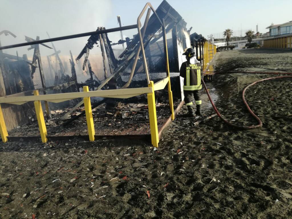 Raso al suolo da un incendio il deposito di un circolo sportivo sul lungomare di Ostia