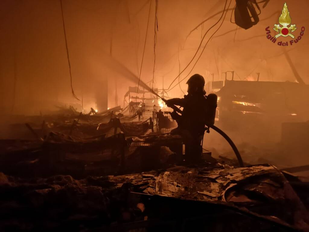 Incendio devasta l’Eurospin, notte di paura su via Flaminia