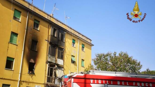 Acilia, a fuoco una casa di via Galli: evacuata l’intera palazzina