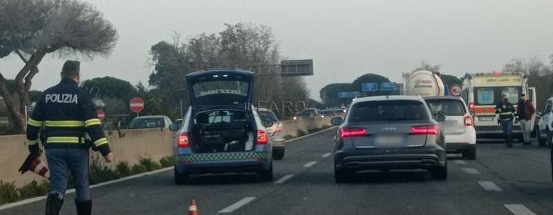 Pomezia, con l’auto contro il guard rail: code e traffico in tilt su via Pontina vecchia