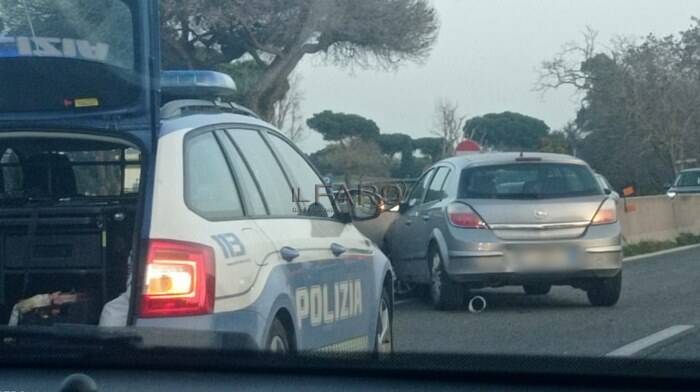 Pomezia, con l’auto contro il guard rail: code e traffico in tilt su via Pontina vecchia