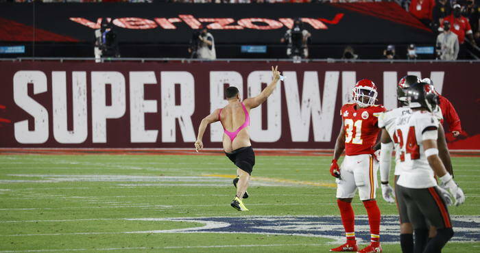 Costumino rosa attillato e pantaloncini: invasione di campo al Super Bowl