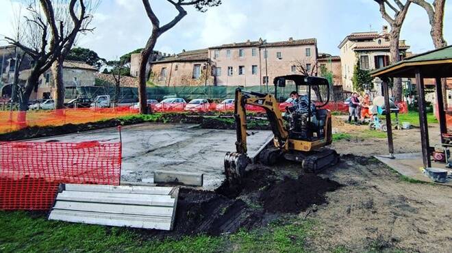 Ostia Antica, l’allarme dei cittadini: “I giardini pubblici sono invasi dal cemento”