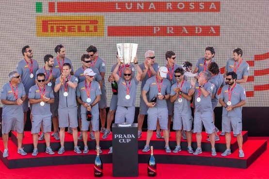 La consegna della Prada Cup a Luna Rossa: ad Aukland la festa italiana