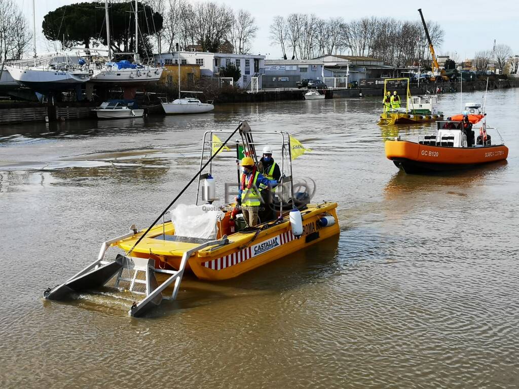 Flotta antinquinamento in azione per proteggere Fiumicino e il Tevere dai rifiuti