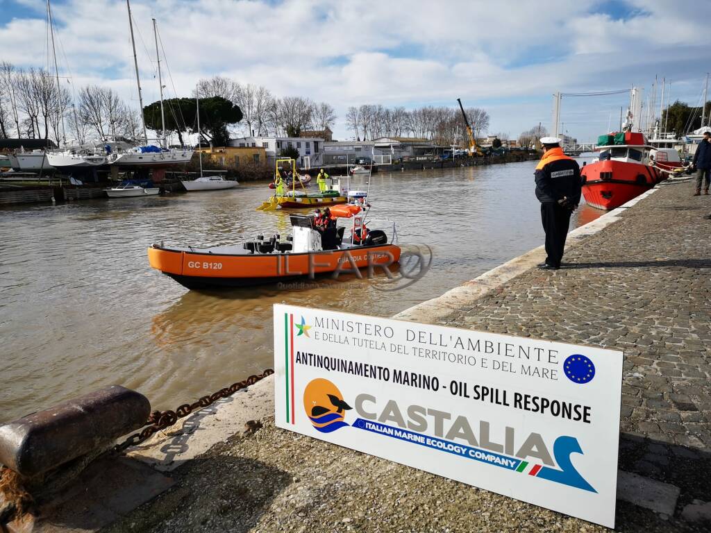 Flotta antinquinamento in azione per proteggere Fiumicino e il Tevere dai rifiuti