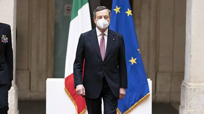 Draghi: “L’economia va bene, ma per andare ancora meglio agli italiani dico vaccinatevi”