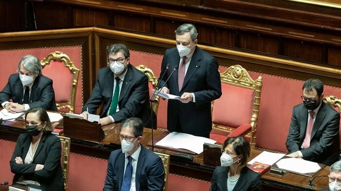 Fiducia, Draghi al Senato: “Faremo le riforme ma priorità nel combattere la pandemia”