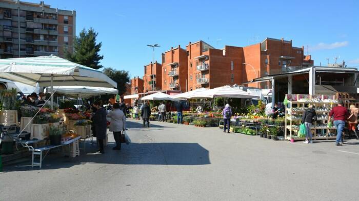 Pomezia, sopralluogo di Zuccalà al “nuovo” mercato del sabato: “Una vittoria per tutti”