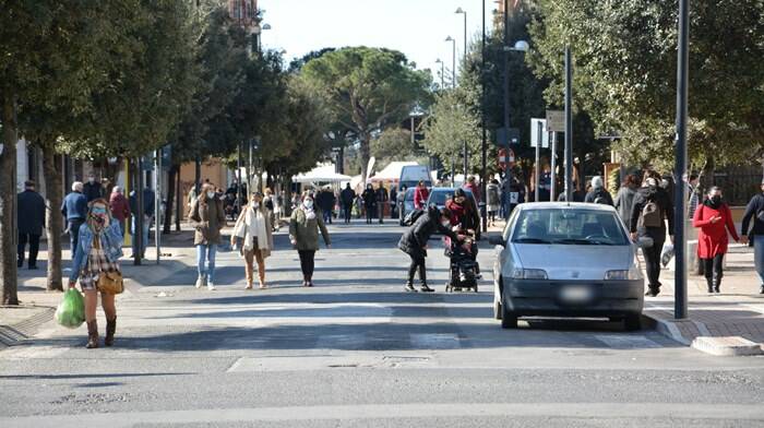 Pomezia, sopralluogo di Zuccalà al “nuovo” mercato del sabato: “Una vittoria per tutti”