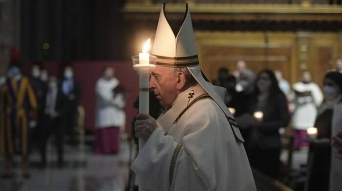 Il Papa: “Troppi solisti nella Chiesa, anche se stonato dobbiamo essere un coro”