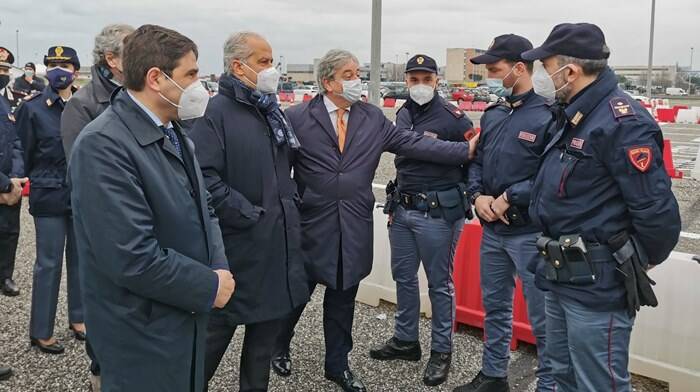 Vaccini alle forze dell’ordine, il prefetto Piantedosi all’hub dell’aeroporto di Fiumicino