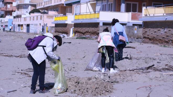 Anzio, un esercito di volontari in azione per pulire la spiaggia del lido di Lavinio