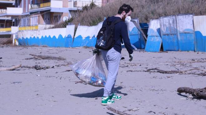 Anzio, un esercito di volontari in azione per pulire la spiaggia del lido di Lavinio