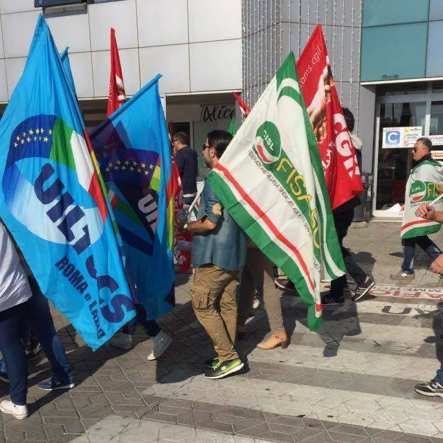 Formia, sciopero e manifestazione di protesta dei dipendenti di Panorama