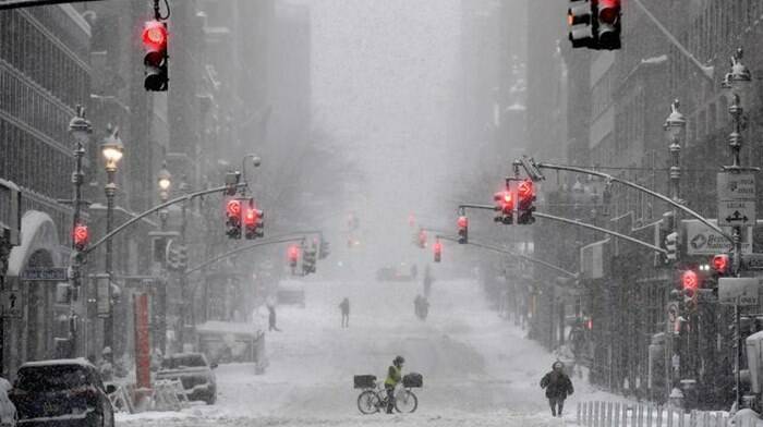 Tempesta di neve si abbatte su New York: voli cancellati e vaccinazioni annullate