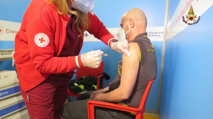 Covid-19, nell’hub dell’aeroporto le prime dosi di vaccino anti-Covid per i Vigili del Fuoco