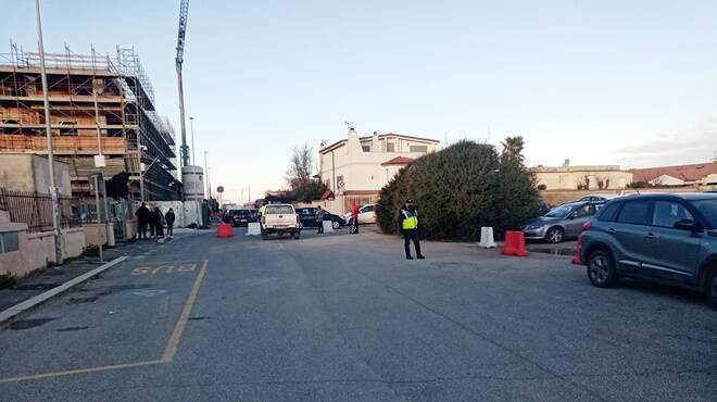 Focene, “stop” al traffico di fronte la Colombo: così gli studenti entrano a scuola in sicurezza