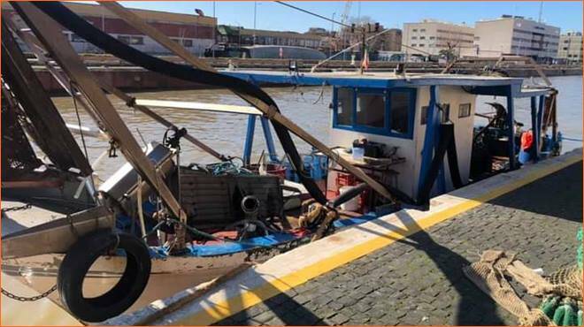 Fiumicino, “Noi pescatori imprigionati nel porto-canale dalla piena”