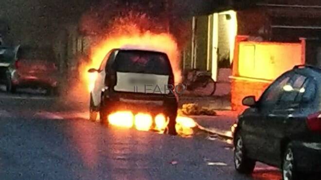 Auto a fuoco in via Formoso, paura tra i residenti