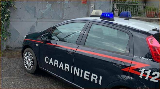 Pomezia, litiga con la compagna incinta poi l’aggredisce e la minaccia di morte