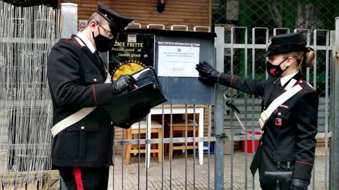 Chiuso un bar a Minturno: titolare e minorenni sorpresi a drogarsi all’interno del locale