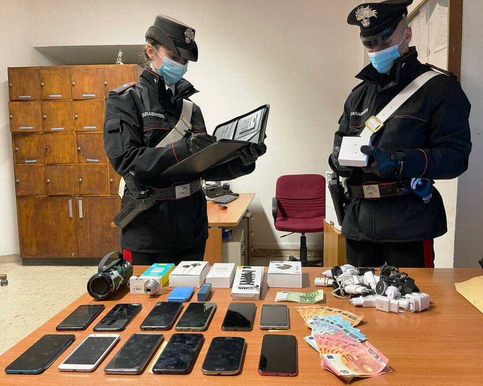 Roma, vendeva cellulari rubati per strada: arrestato