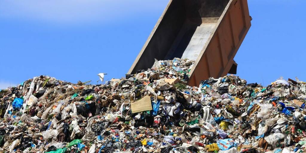 Emergenza rifiuti a Roma, la Raggi firma l’ordinanza: riapre la discarica di Albano