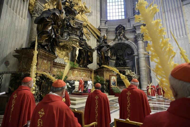 Domenica delle Palme, il Papa: “Dio regna solo con la forza disarmata e disarmante dell’amore”
