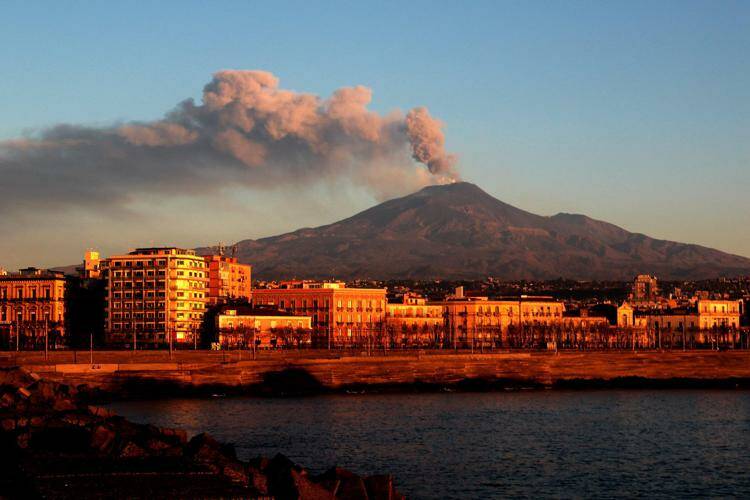 L’Etna ancora in eruzione: boati e fontane di lava e cenere