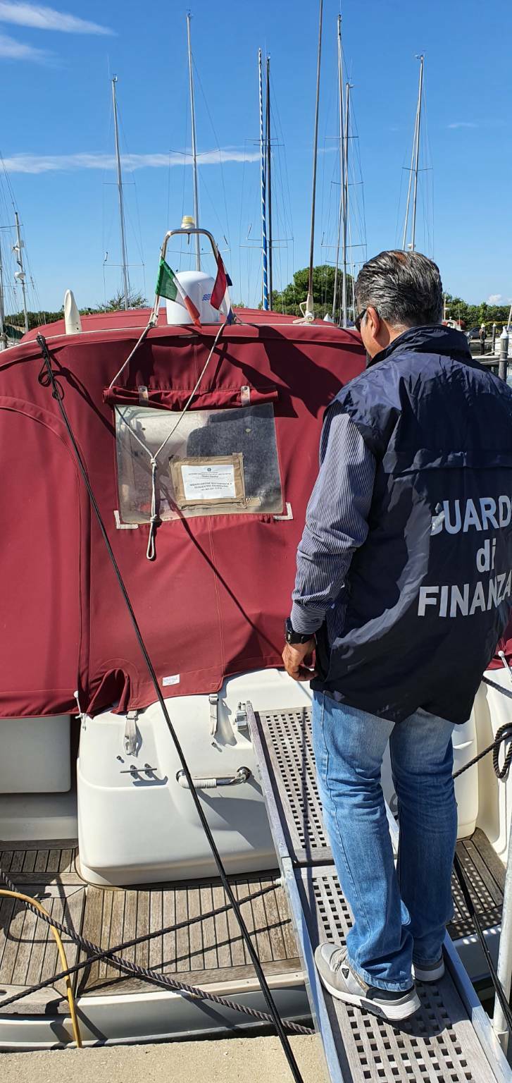 Civitavecchia, yacht di lusso italiani ma con bandiera estera per evadere il fisco