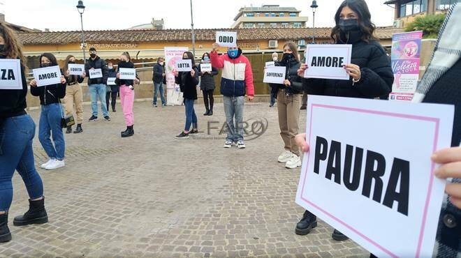 Fiumicino, Flash mob in difesa delle donne, Tirrito: “Ogni donna lotta per tutte”