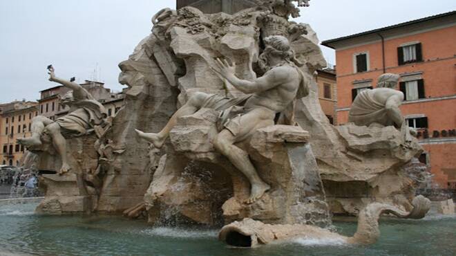 Roma, le fontane di Piazza Navona tornano a splendere