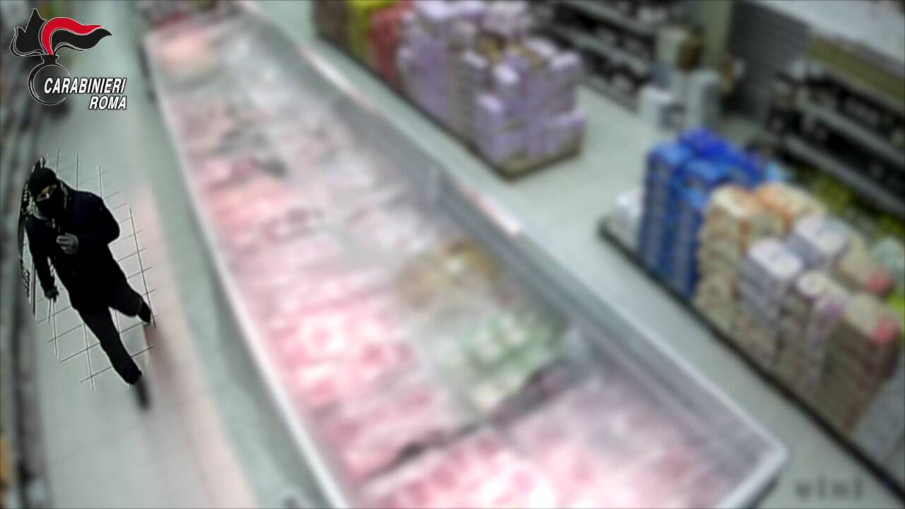 Roma, i video incastrano la banda dei supermercati: furti anche a Pomezia e Fiumicino