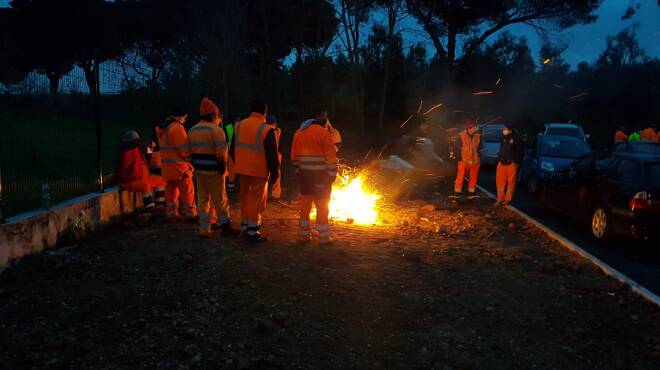 Ardea, lavoratori dell’Igiene Urbana senza stipendio: notte di protesta davanti all’azienda