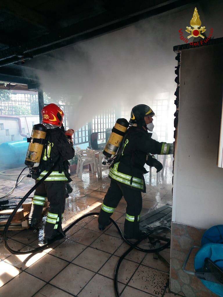 Santa Marinella, masserizie in fiamme: i vicini e i pompieri spengono l’incendio