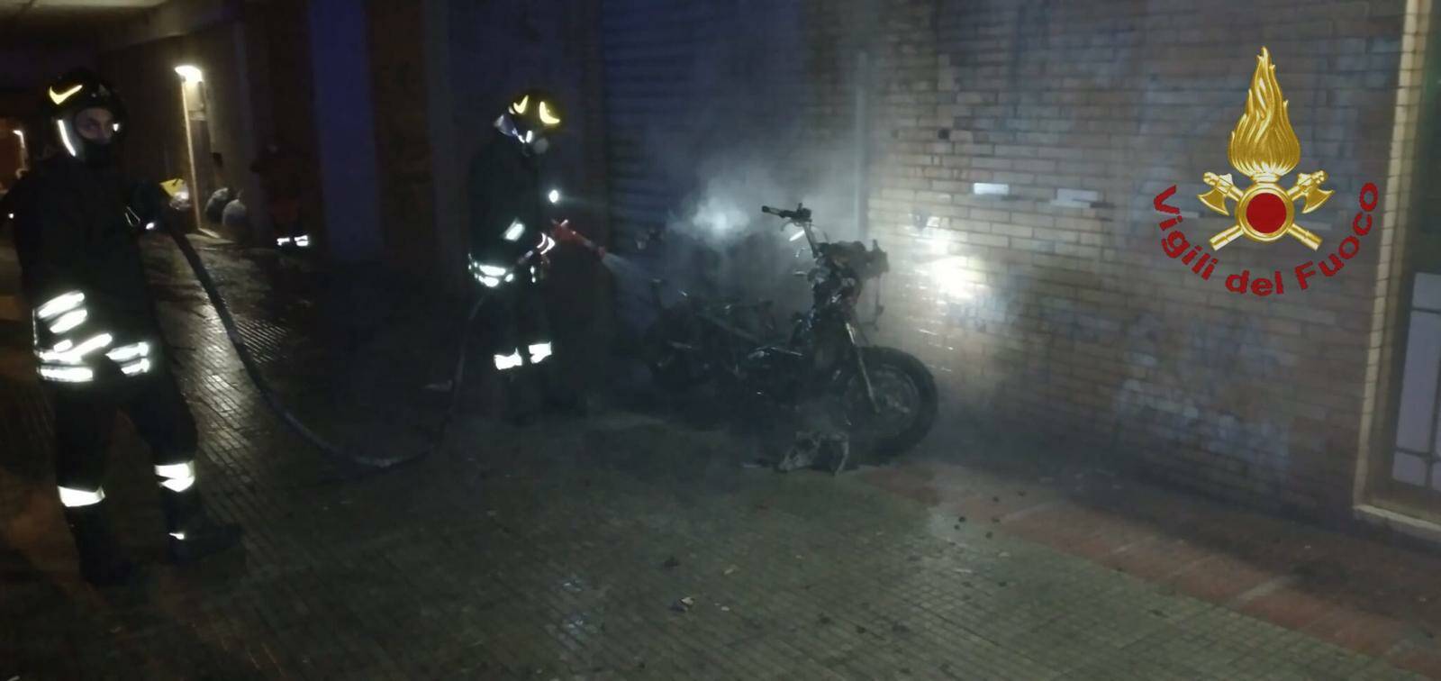 Civitavecchia, a fuoco uno scooter in via De Gasperi: paura per i negozi vicini