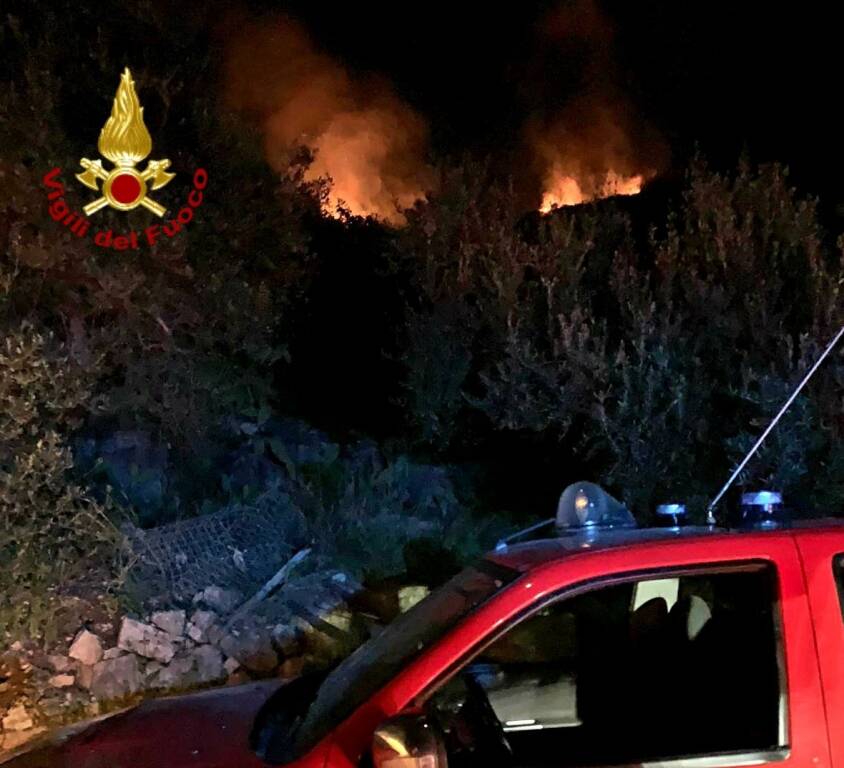 Paura sulle colline di Sperlonga: vasto incendio ha lambito abitazioni