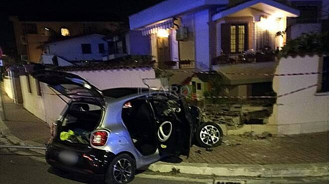 Incidente a Fiumicino, sfonda il muretto di una casa in viale delle Meduse